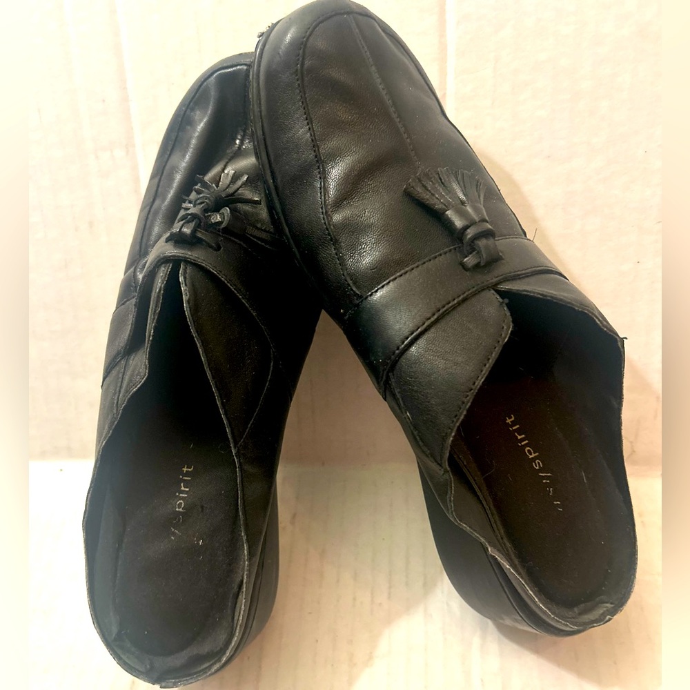 Black Classic woman’s size 8 easy spirit Loafers
